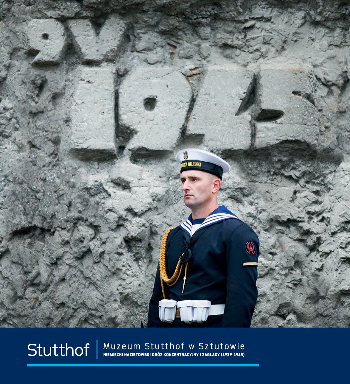 Zdjęcie: Żołnierz Marynarki Wojennej przed Pomnikiem Walki i Męczeństwa w Muzeum Stutthof. 