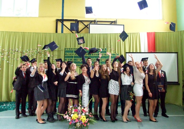 Grafika: Pożegnanie szkoły przez uczniów klasy III Gimnazjum