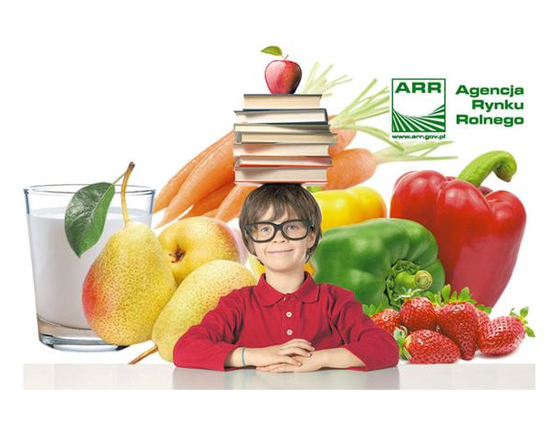 Grafika: Chłopiec z książkami na głowie. Na książkach jabłko. W tle szklanka mleka warzywa (marchewka, papryka zielona,czerwona i żółta oraz owoce truskawki, gruszka). W prawym górnym rogu obrazka logo Agencji Rynku Rolnego.