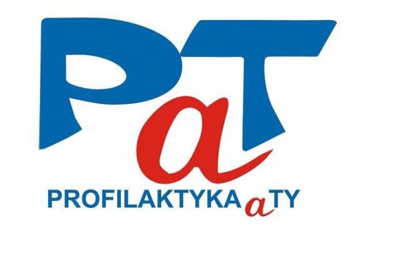 Grafika: Logo programu profilaktycznego Profilaktyka a ty. Duża, niebieska litera P, mała czerwona litera a, duża niebieska litera T. Niżej napis drukowanynym Literami Profilaktyka i ty. 