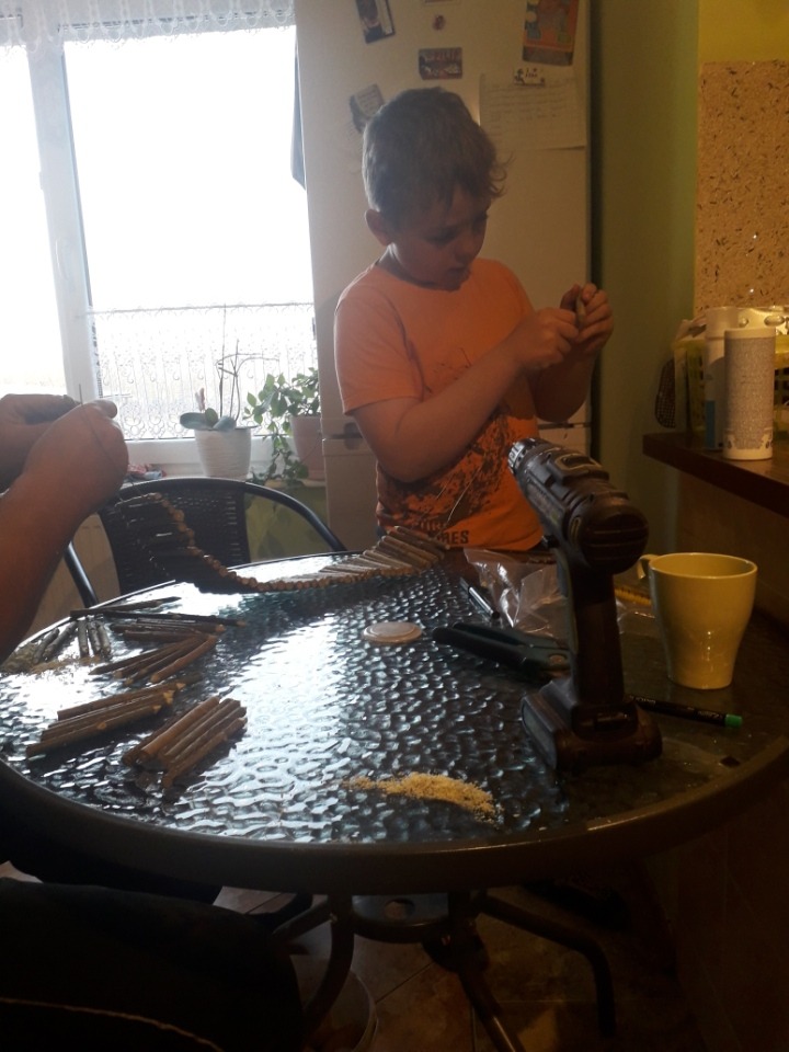 Grafika: Makiety średniowiecznego grodu wykonane przez uczniów klasy 2