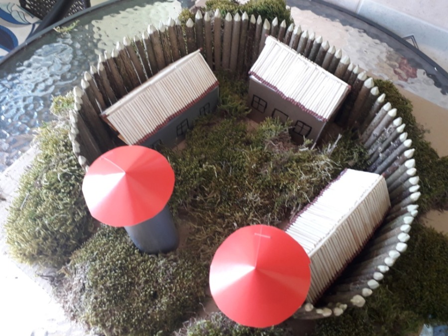 Grafika: Makiety średniowiecznego grodu wykonane przez uczniów klasy 2