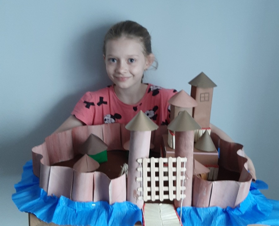 Grafika: Makiety średniowiecznego grodu wykonane przez uczniów klasy 2