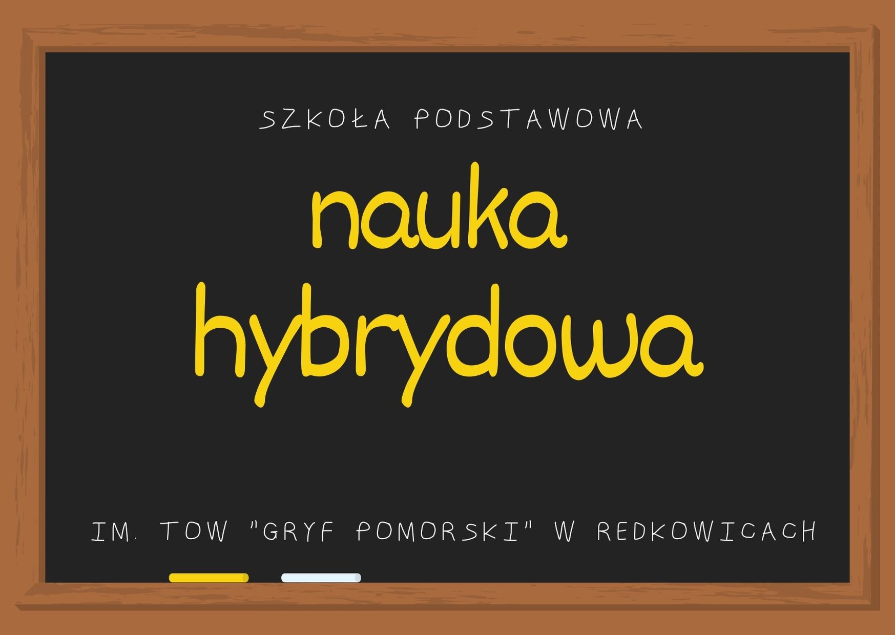 Grafika. Tablica szkolna. na środku żółty napis nauka hybrydowa. Wyżej napis Szkoła Podstawowa, niżej napis im. Tajnej Organizacji Wojskowej Gryf Pomorski w Redkowicach