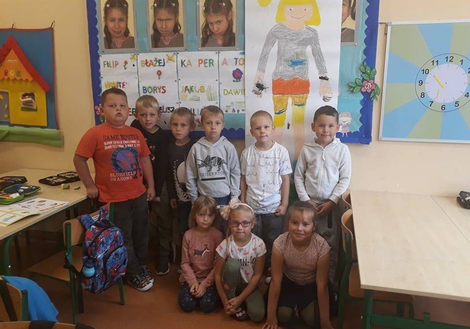 Grupa oddziału przedszkolnego 6- latków w swojej sali lekcyjnej
