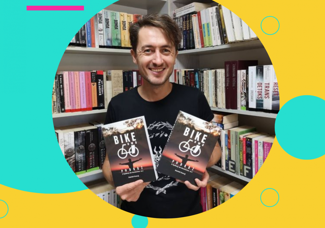 Plakat przedstawiający podróżnika pana Daniela Kocuj, który trzyma w ręku swoje książki. Plakat informuje o spotkaniu z podróżnikiem w Szkole Podstawowej w Redkowicach - 16 września 2022 r.