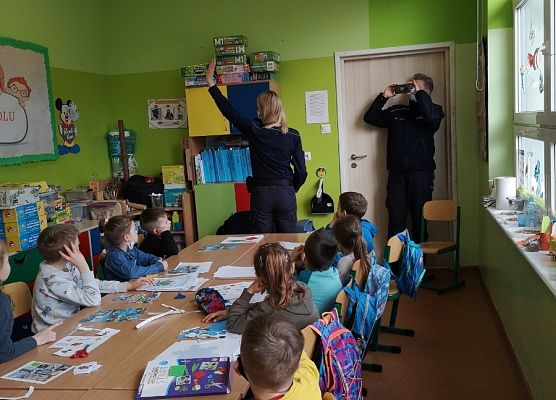 Dzieci z oddziału przedszkolnego wysłuchują prelekcji na temat bezpieczeństwa w ruchu drogowym