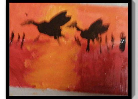 Cezary Wenta - praca przedstawia 2 czarne gęsi przelatujace nad czerwoną rzeką. Niebo jest pomarańczowe a w rzece odbija się żółte słónca. Nad rzeką rośnie sitowie