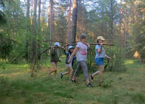 zbieranie chrustu na ognisko