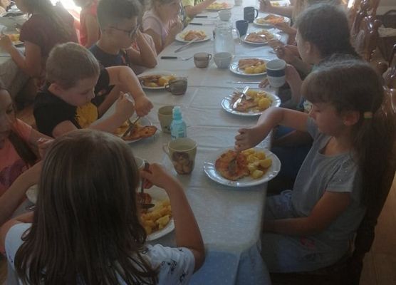 wspólny posiłek na biwaku