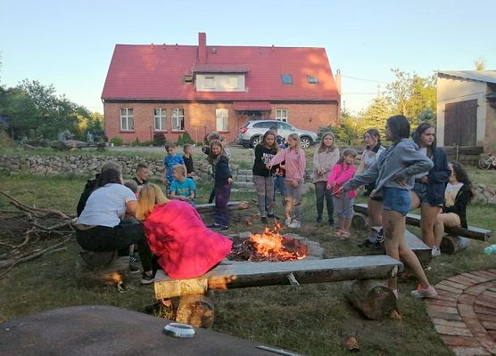 ognisko z kiełbaskami