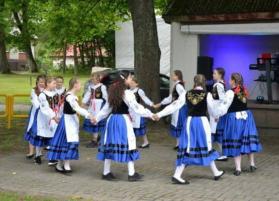 Uczennice Szkoły Podstawowej w Redkowicach podczas występu na Biesiadzie Dębowej w Redkowicach. Dziewczynki w strojach kaszubskich stoją w kręgu z uniesionymi do góry rękoma. Zdjęcia: Marcin Kapela