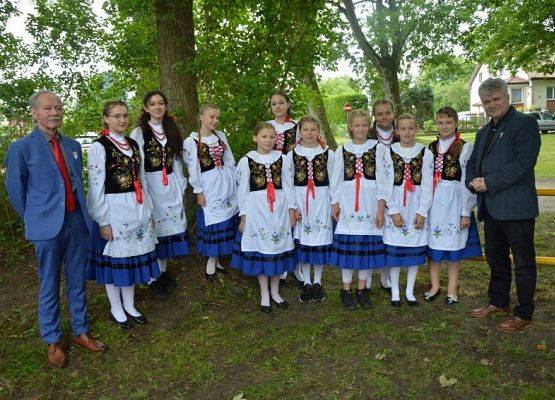 Uczennice w strojach kaszubskich z burmistrzem miasta Lębork oraz z sołtysem Zenonem Gawryło. Zdjęcia: Marcin Kapela