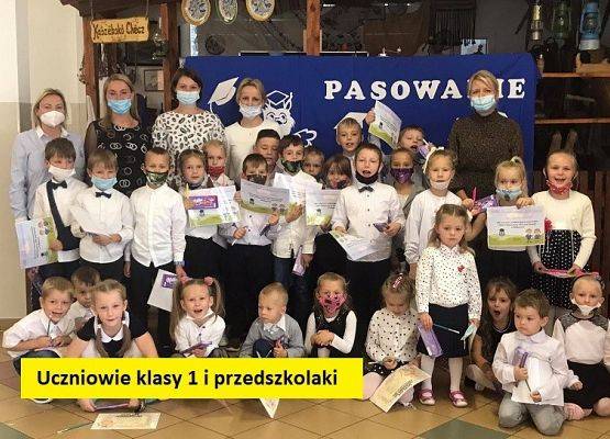 Uczniowie klasy 1 oraz dzieci z oddziału przedszkolnego 5-latków wraz z wychowawczyniami, panią dyrektor i przedstawicielami Rady Rodziców