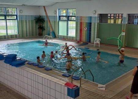 Na zdjęciu uczniowie ćwiczą w basenie.