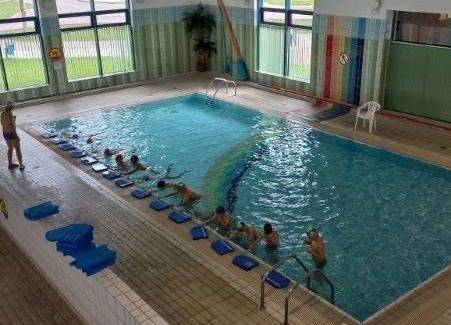 Na zdjęciu, uczniowie wykonują ćwiczenia w basenie.