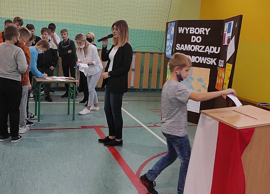 Wybory samorządu szkolnego - oddawanie głosów