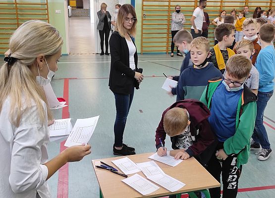 Wybory samorządu szkolnego - oddawanie głosów