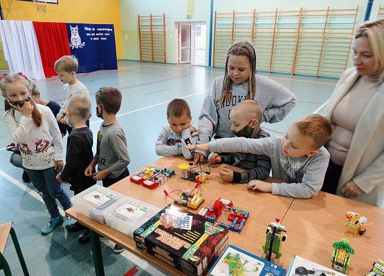 Uczniowie oglądają pokazy poszczególnych robotów.
