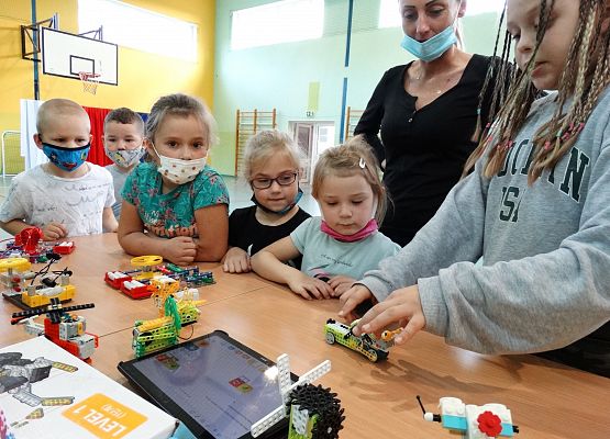 Uczniowie oglądają pokazy poszczególnych robotów.