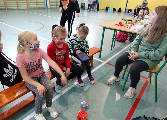 Uczniowie oglądają pokazy poszczególnych robotów.