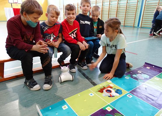 Uczniowie oglądają pokazy poszczególnych robotów.