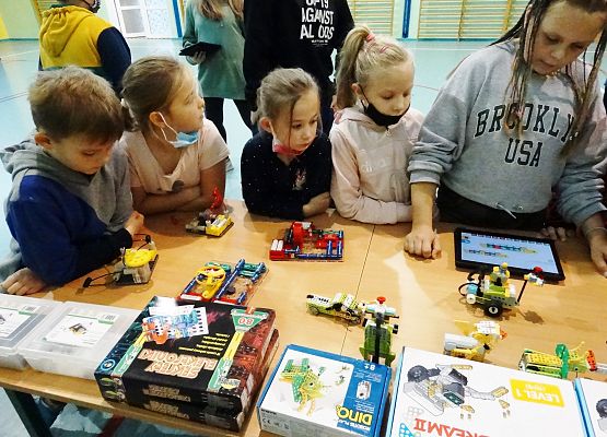 Uczniowie oglądają pokazy poszczególnych robotów.