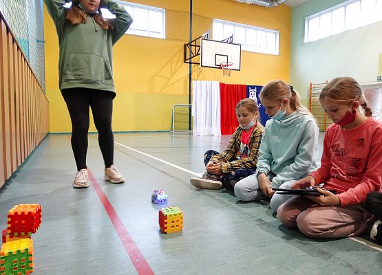 Uczniowie oglądają pokazy poszczególnych robotów.
