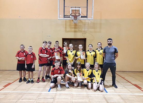 Drużyny koszykarskie dziewcząt i chłopców z naszej szkoły z trenerem