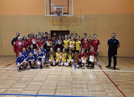 Na sali gimnastycznej drużyny koszykarskie chłopców i dziewcząt wraz z trenerami