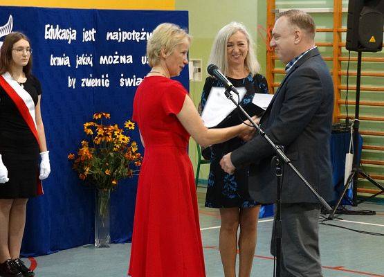 Uroczystości z okazji Dnia Edukacji Narodowej w SP Redkowice, wręczanie nagród