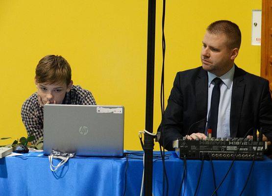 Uroczystości z okazji Dnia Edukacji Narodowej w SP Redkowice, ekipa dźwiękowa