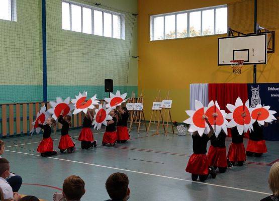 Uroczystości z okazji Dnia Edukacji Narodowej w SP Redkowice, taniec klasy czwartej