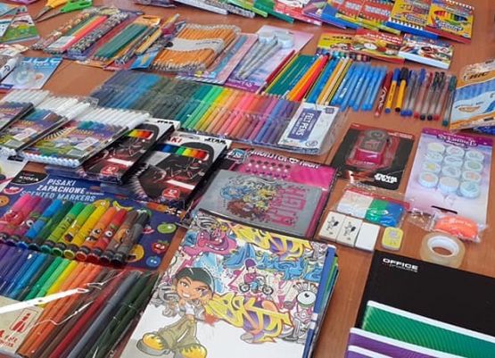 Na zdjęciu zebrane kredki i materiały plastyczne.