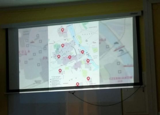 Na ekranie znajduje się mapa Warszawy z okresu powstania.