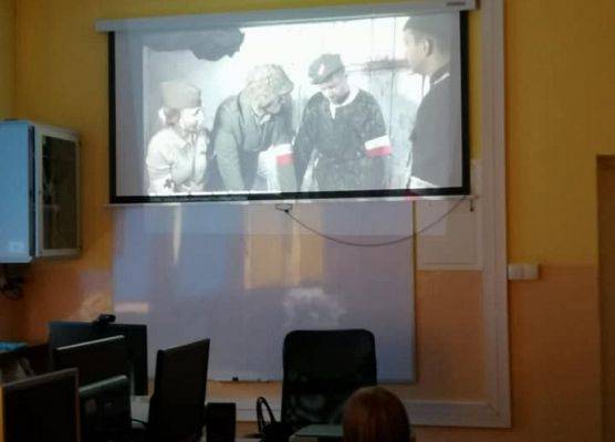 Na zdjęciu uczniowie oglądający film dotyczący Powstania Warszawskiego