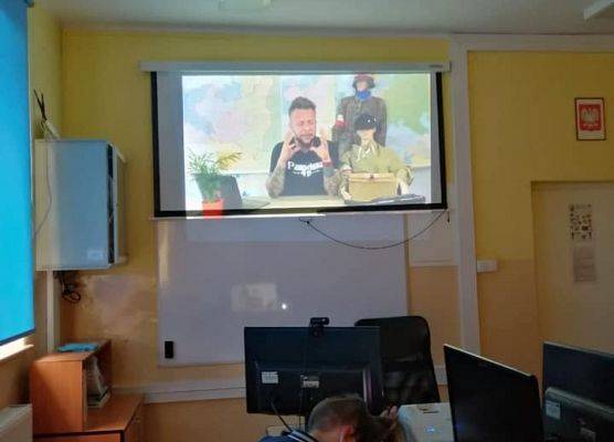 Uczniowie oglądają film edukacyjny o Powstaniu Warszawskim.