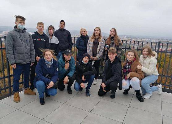 Na zdjęciu uczniowie na wieży ciśnień. W tle panorama miasta Lębork.
