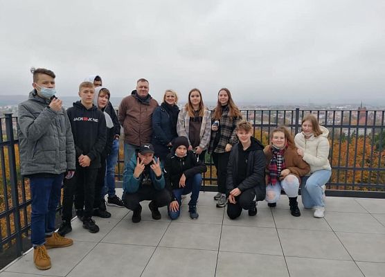 Na zdjęciu uczniowie na wieży ciśnień.