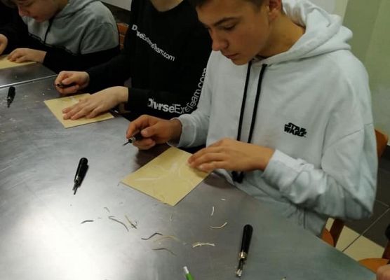 Na zdjęciu uczniowie podczas pracy warsztatowej.