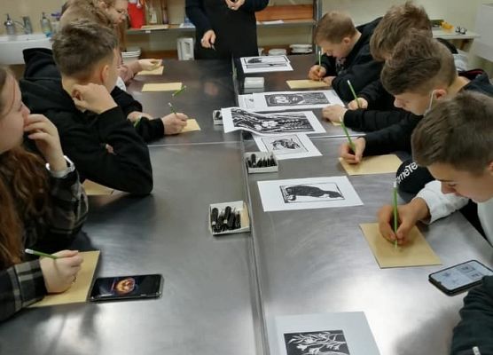 Na zdjęciu uczniowie podczas warsztatów w muzeum.