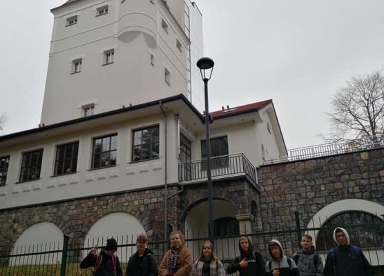 Na zdjęciu uczniowie przy wieży ciśnień.