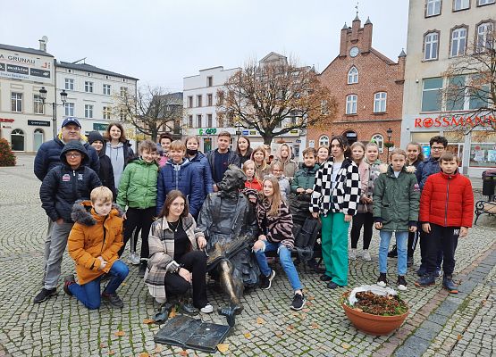 Grupa uczniów na rynku w Kościerzynie