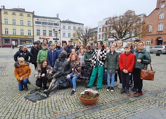 Grupa uczniów na wycieczce. Rynek w Kościerzynie