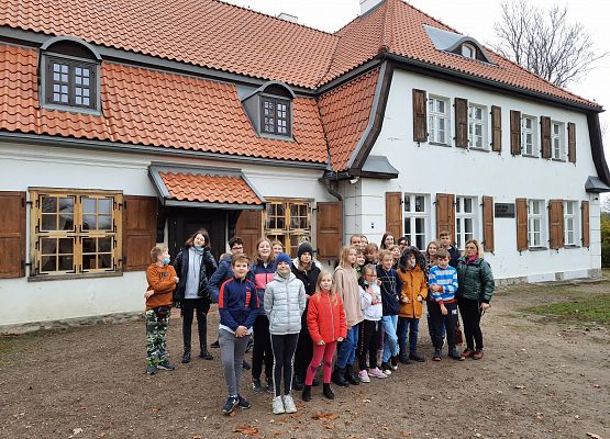 Uczniowie pzed Muzeum Hymnu Narodowego w Będominie