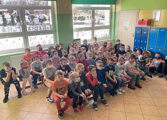 Na zdjęciu uczniowie klas młodszych podczas spotkania z policjantkami.