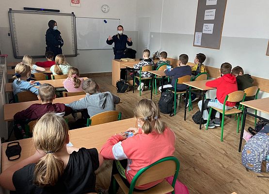 Uczniowie klasy  czwartej podczas spotkania z policjantkami.