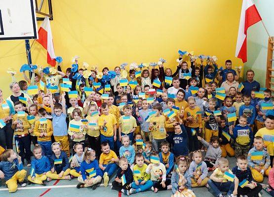 Zdjęcie klas młodszych w akcji wspierania Ukrainy