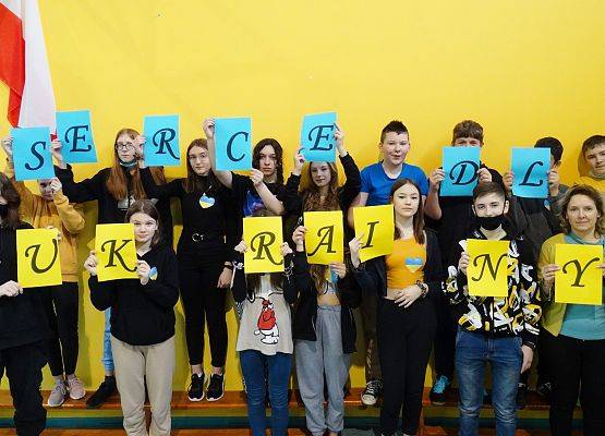 Zdjęcie klasy 8a  w akcji wspierania Ukrainy