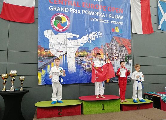 Dekoracja medalowa na Międzynarodowych Mistrzostwach w Karate.